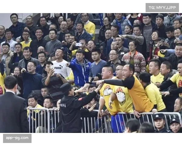 看台球迷投掷打火机和水瓶 维尼修斯主罚角球时遭物体击中